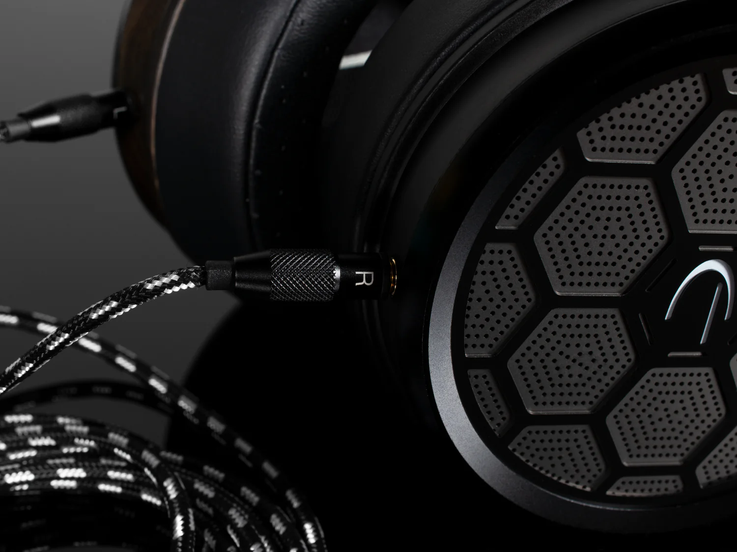 Factory Renewed Airmotiv GR1 Headphones - Image 8